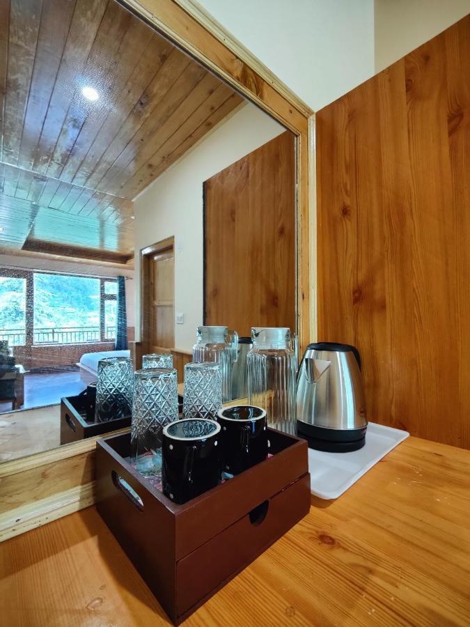 The Woodpecker Inn & Cafe, Jibhi Zewnętrze zdjęcie
