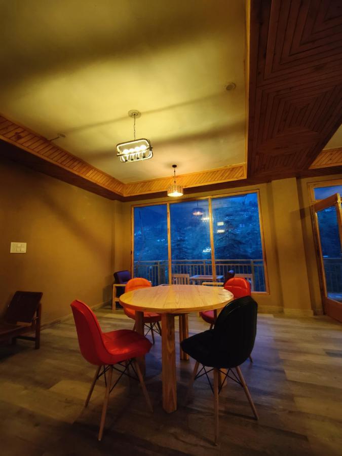The Woodpecker Inn & Cafe, Jibhi Zewnętrze zdjęcie