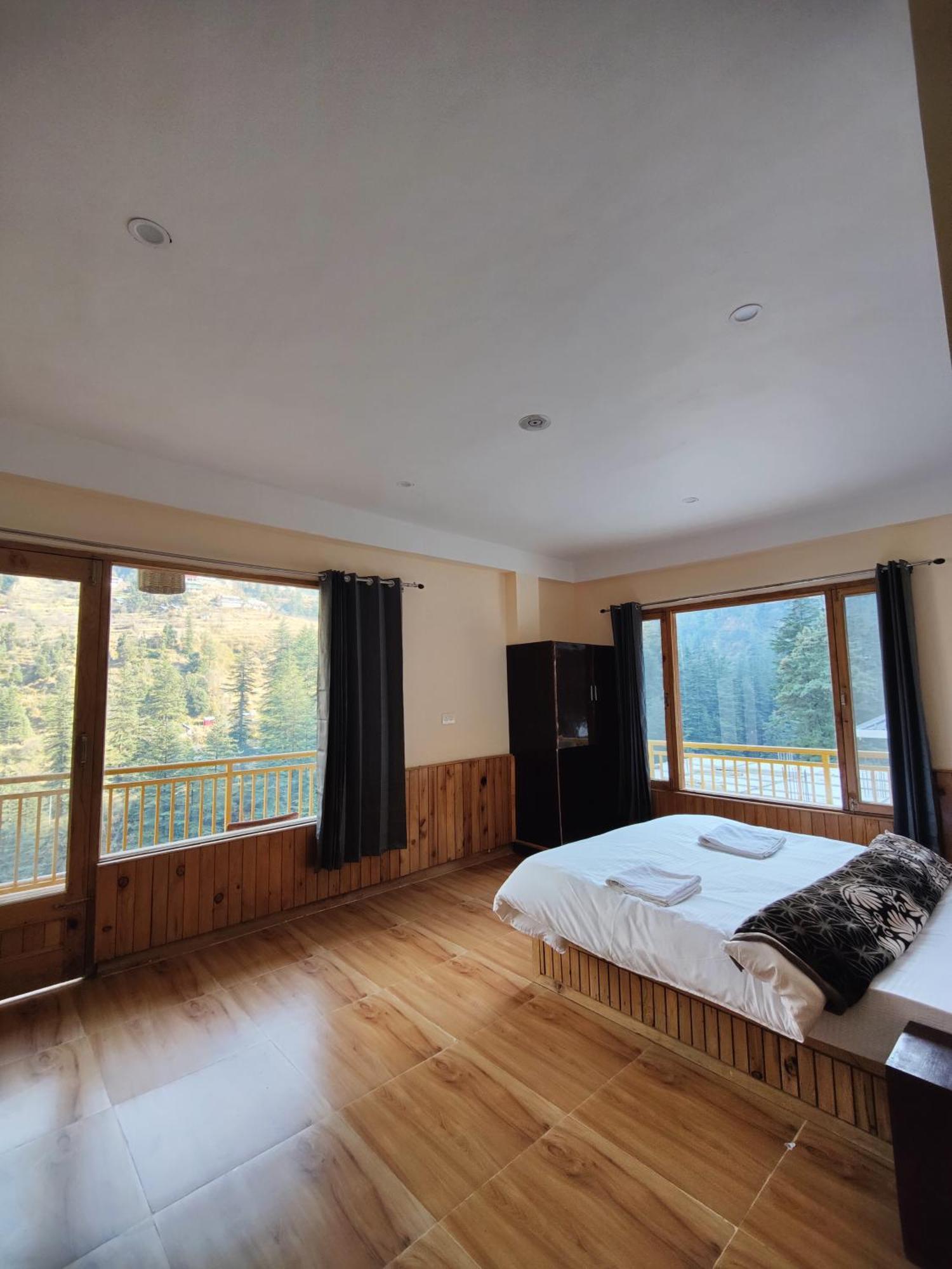 The Woodpecker Inn & Cafe, Jibhi Zewnętrze zdjęcie