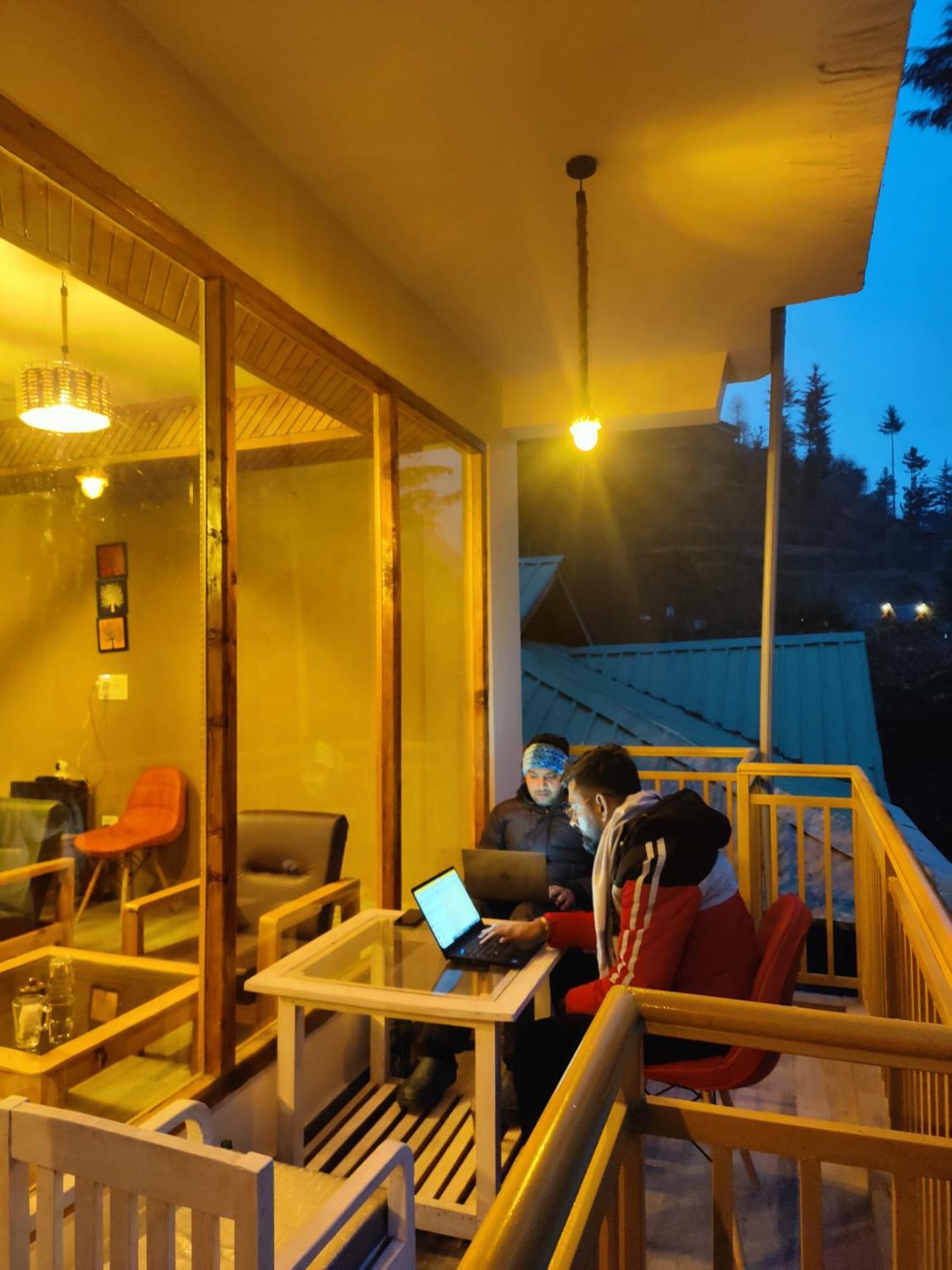 The Woodpecker Inn & Cafe, Jibhi Zewnętrze zdjęcie