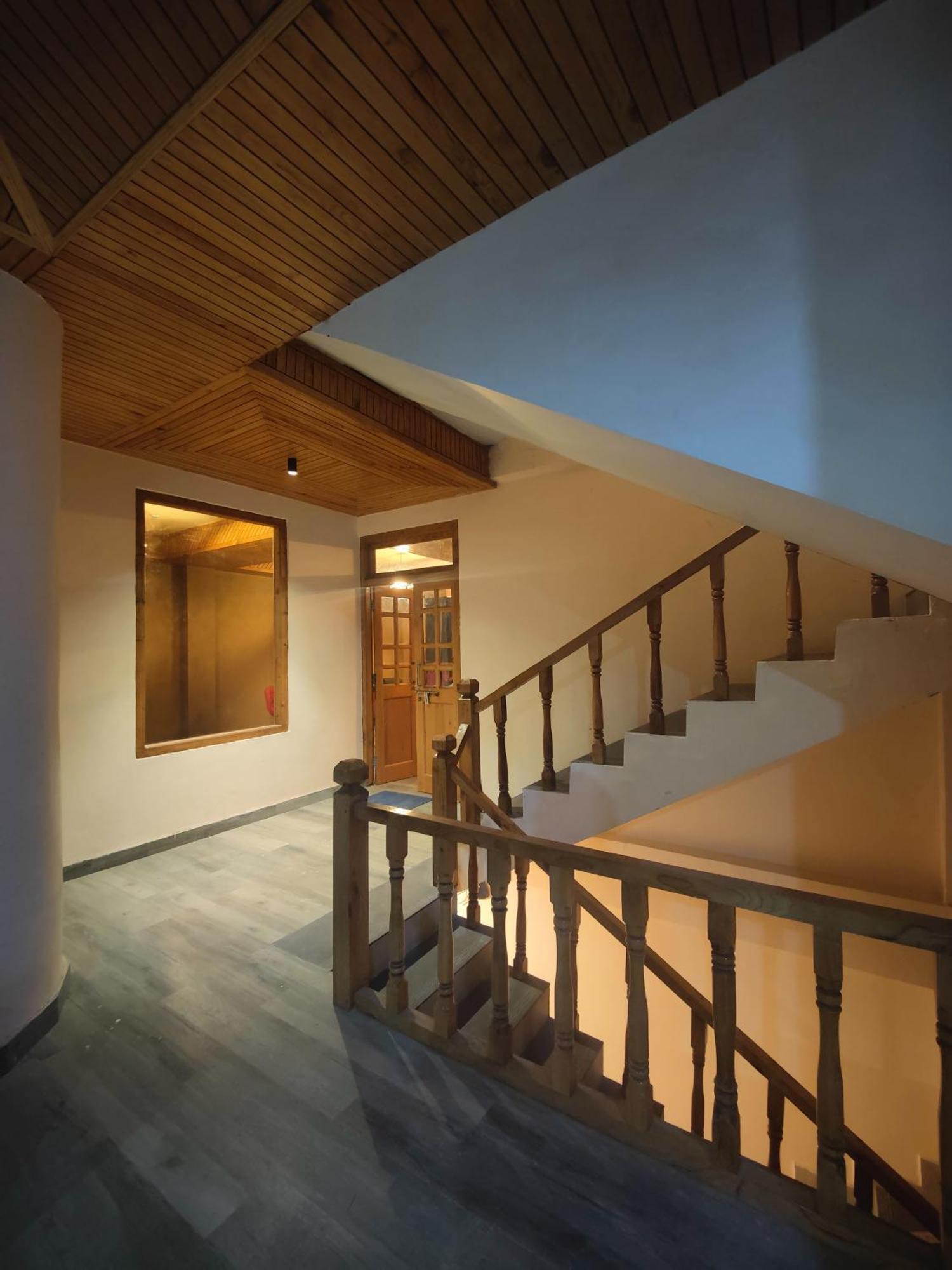 The Woodpecker Inn & Cafe, Jibhi Zewnętrze zdjęcie