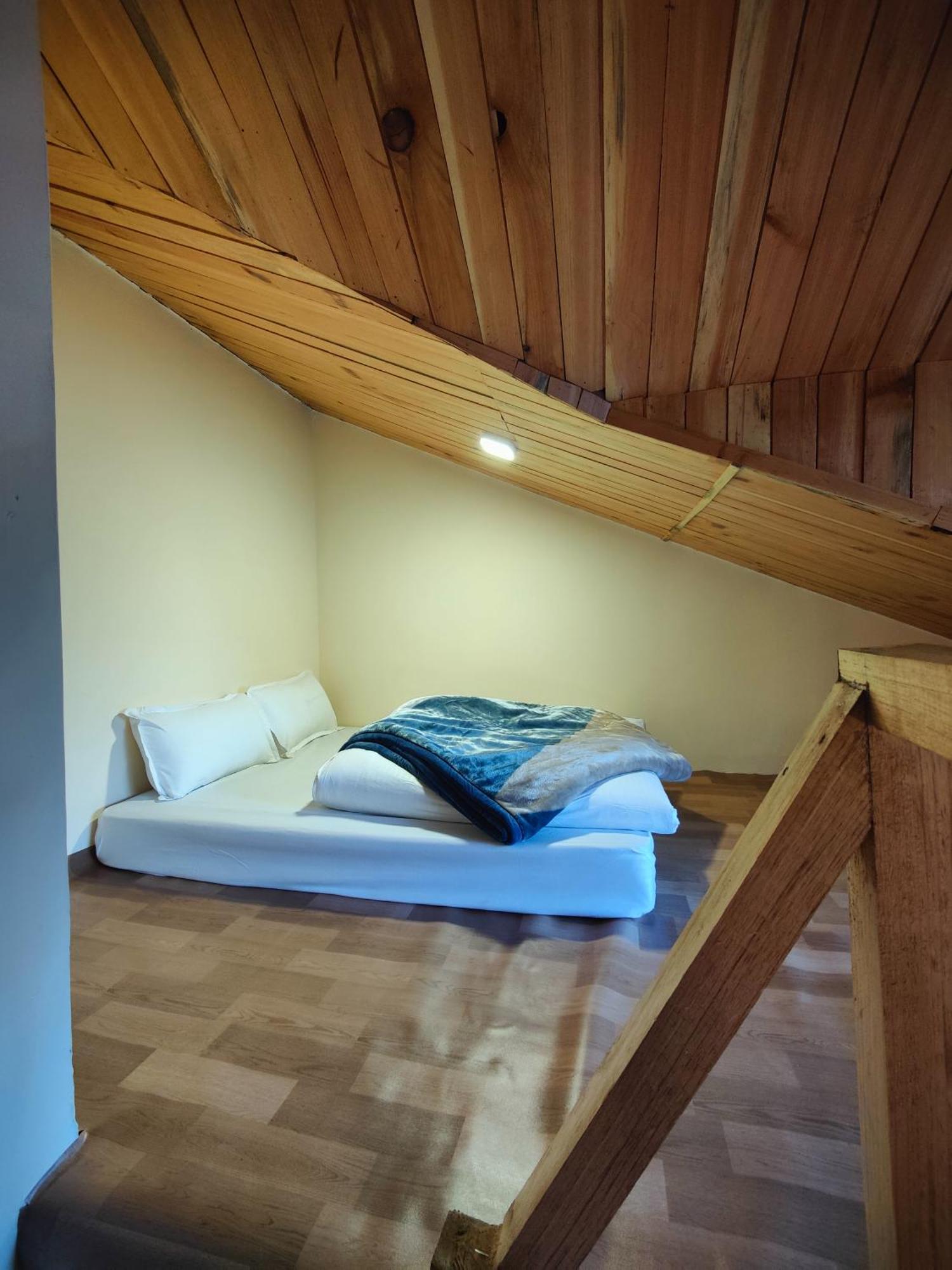 The Woodpecker Inn & Cafe, Jibhi Zewnętrze zdjęcie