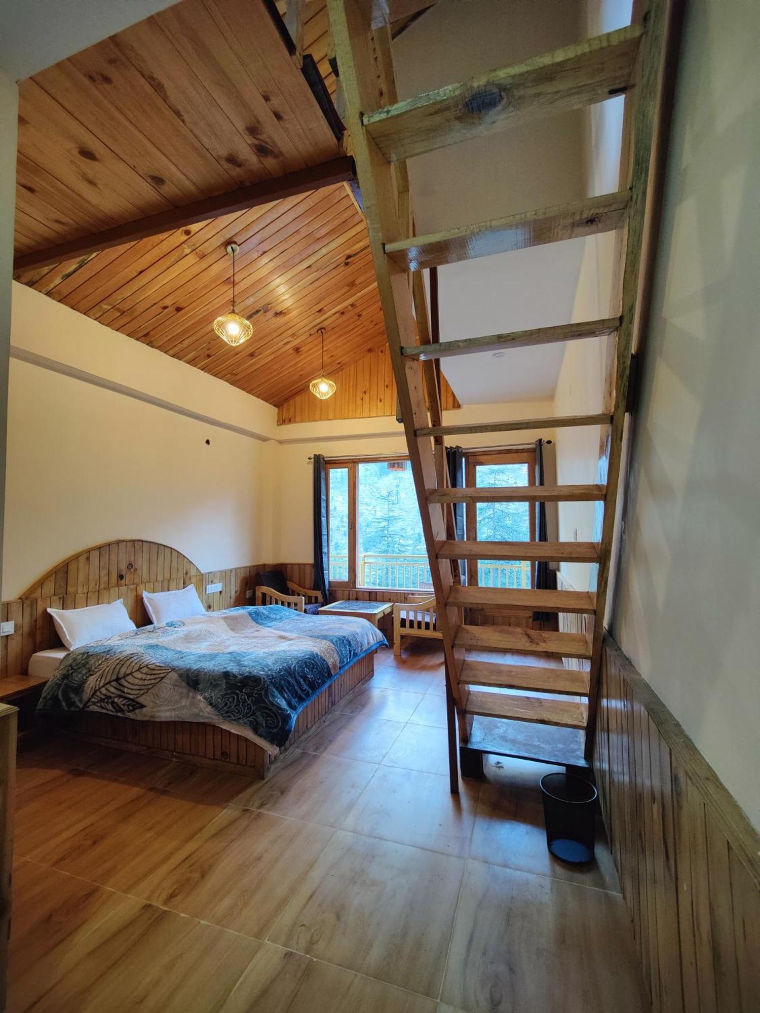 The Woodpecker Inn & Cafe, Jibhi Zewnętrze zdjęcie