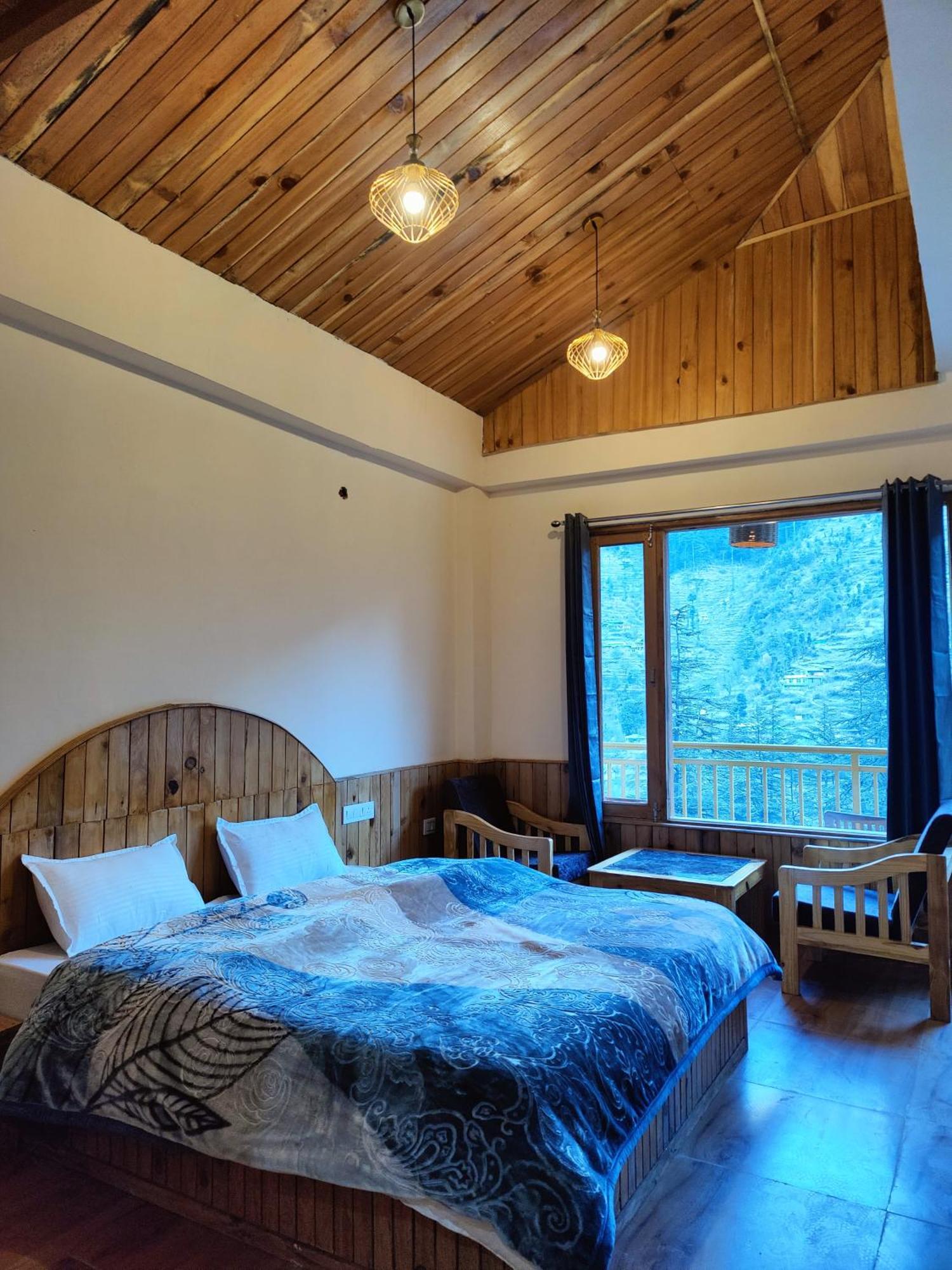 The Woodpecker Inn & Cafe, Jibhi Zewnętrze zdjęcie